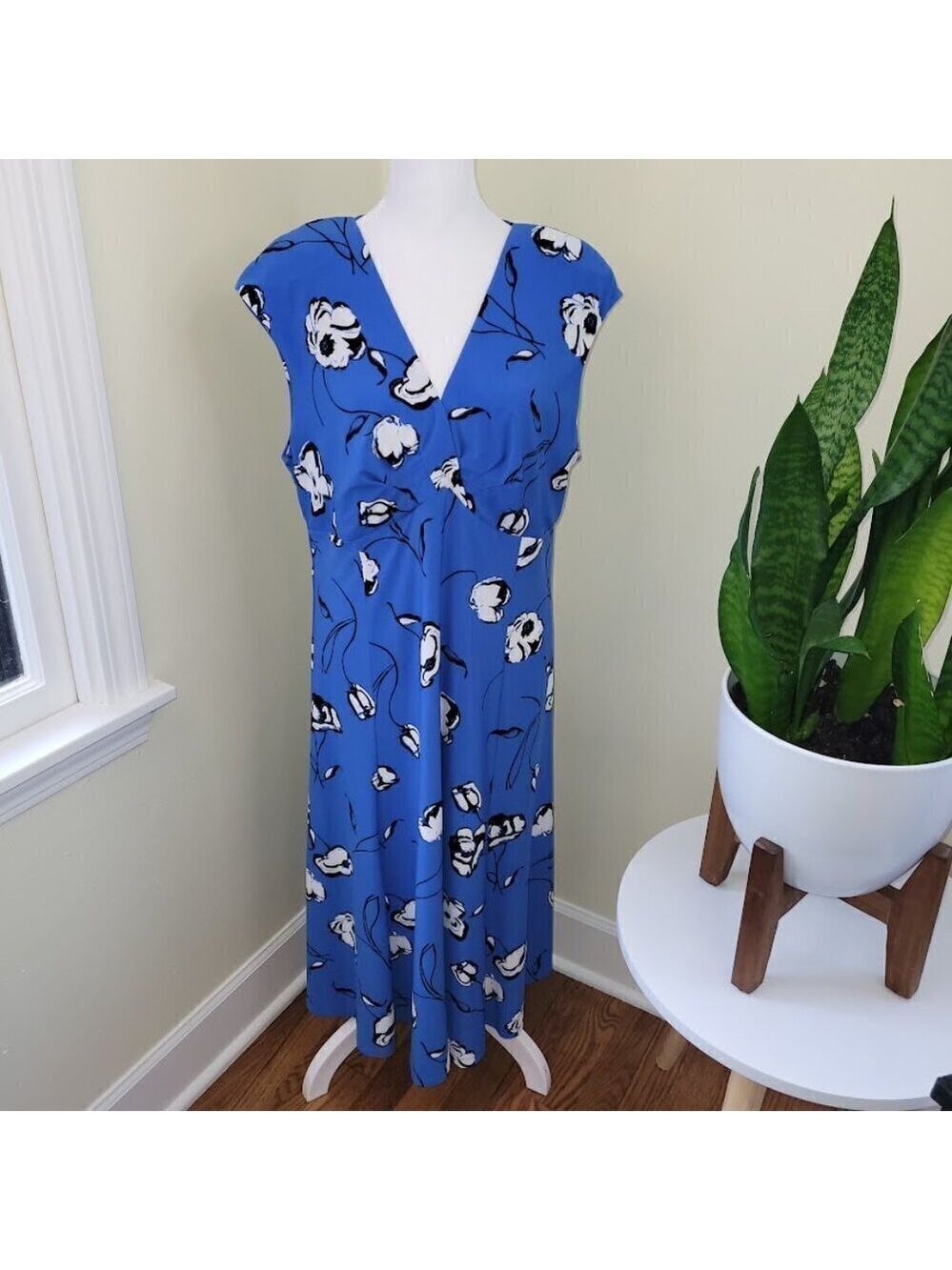 Evan Picone Black Label Dress Floral Knee Length V-Neck Sleeveless Blue Size 14 - Picture 2 of 14